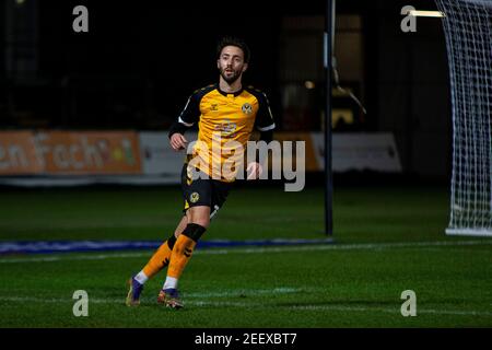 Newport, Royaume-Uni. 16 février 2021. Josh Sheehan de Newport County en action .EFL football League Two Match, Newport County v Exeter City à Rodney Parade à Newport, pays de Galles, le mardi 16 février 2021. Cette image ne peut être utilisée qu'à des fins éditoriales. Utilisation éditoriale uniquement, licence requise pour une utilisation commerciale. Aucune utilisation dans les Paris, les jeux ou les publications d'un seul club/ligue/joueur. photo de Lewis Mitchell/Andrew Orchard sports Photography/Alamy Live News crédit: Andrew Orchard sports Photography/Alamy Live News Banque D'Images