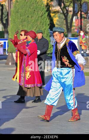 Danseurs dans des vêtements de style Uyghur sur la place principale de la ville. Zhangye-Gansu-Chine-1230 Banque D'Images