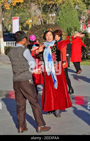 Danseurs dans des vêtements de style Uyghur sur la place principale de la ville. Zhangye-Gansu-Chine-1239 Banque D'Images