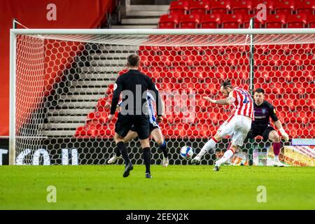 Stoke, Staffordshire, Royaume-Uni. 16 février 2021 ; Bet365 Stadium, Stoke, Staffordshire, Angleterre ; Championnat de football de la Ligue anglaise de football, Stoke City contre Sheffield mercredi ; Steven Fletcher de Stoke City prend un coup sur le but Credit: Action plus Sports Images/Alamy Live News Banque D'Images