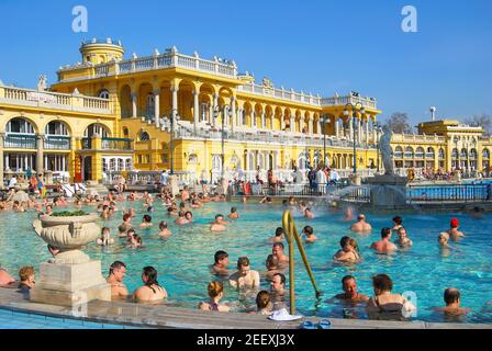 Piscines thermales extérieures, bains médicinaux Szechenyi, Varosliget, Pest, Budapest, République de Hongrie Banque D'Images