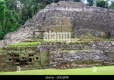 Temple des masques Jaguar aux ruines mayas de Lamanai, dans le quartier Orange Walk de Belize Banque D'Images