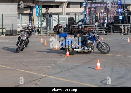Kazan, Russie-26 septembre 2020: Gymkhana de moto, double-dans sur la route des motards sur une grosse moto lourde et Suzuki Banque D'Images