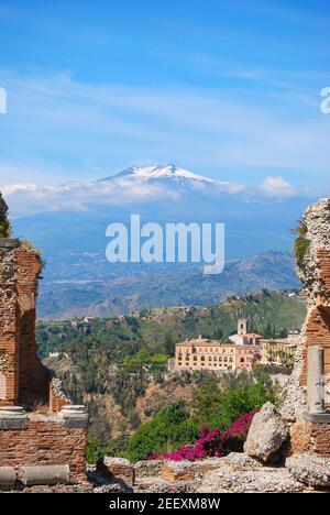 Le Teatro Greco avec l'Etna, Taormina, Messina derrière Province, Sicile, Italie Banque D'Images