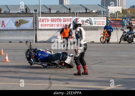 Kazan, Russie-26 septembre 2020 : Gymkhana de moto, chute d'une moto Honda sur une piste de course Banque D'Images