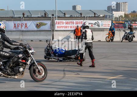 Kazan, Russie-26 septembre 2020 : Gymkhana de moto, course de paire, chute de moto Honda sur piste de course Banque D'Images