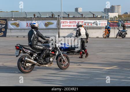 Kazan, Russie-26 septembre 2020 : Gymkhana de moto, course de paire, chute de moto Honda sur piste de course Banque D'Images