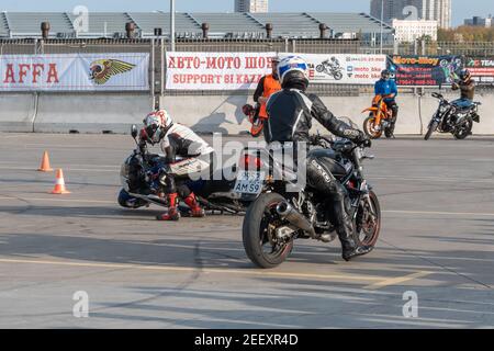Kazan, Russie-26 septembre 2020 : Gymkhana de moto, course de paire, chute de moto Honda sur piste de course Banque D'Images