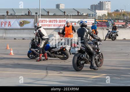 Kazan, Russie-26 septembre 2020 : Gymkhana de moto, course de paire, chute de moto Honda sur piste de course Banque D'Images