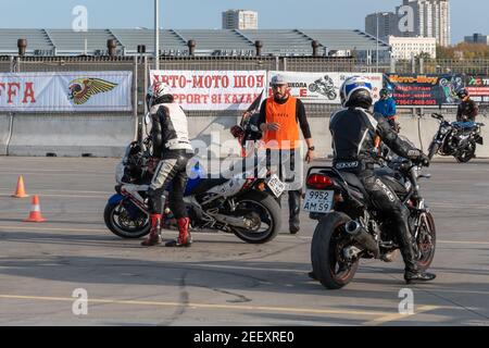 Kazan, Russie-26 septembre 2020 : Gymkhana de moto, course de paire, chute de moto Honda sur piste de course Banque D'Images