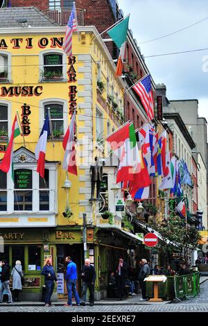 Dublin, Irlande. Le quartier Temple Bar de Dublin est un espace de divertissement pour les touristes comme pour les habitants. Banque D'Images