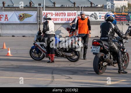 Kazan, Russie-26 septembre 2020 : Gymkhana de moto, course de paire, chute de moto Honda sur piste de course Banque D'Images