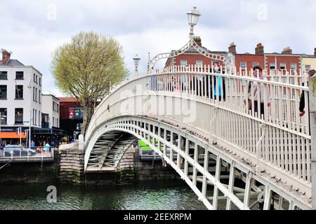 Dublin, Irlande. Ha'penny Bridge, également connu sous le nom de Liffey Bridge, au-dessus de la rivière Liffey relie Liffey Street au quartier de Temple Bar. Banque D'Images