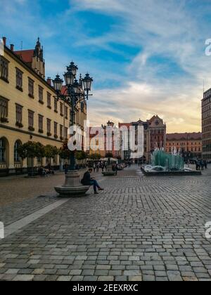 Wroclaw octobre 18 2017 place du marché au coucher du soleil nuageux Banque D'Images