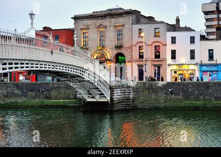 Ha'penny Bridge, également connu sous le nom de la Liffey Bridge, sur la Liffey relie Liffey Street avec le quartier de Temple Bar. Banque D'Images