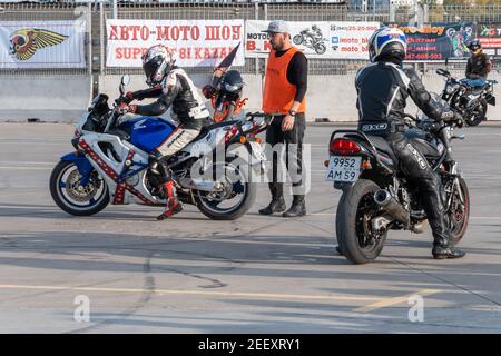 Kazan, Russie-26 septembre 2020 : Gymkhana de moto, course de paire, chute de moto Honda sur piste de course Banque D'Images