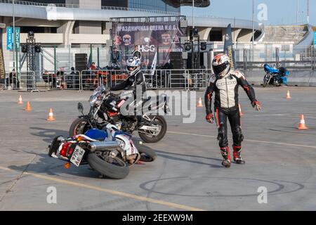 Kazan, Russie-26 septembre 2020 : Gymkhana de moto, chute d'une moto Honda sur une piste de course Banque D'Images