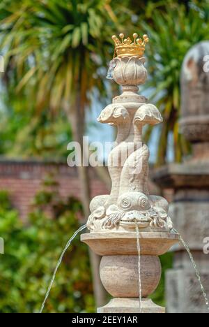 Gros plan d'une fontaine à couronne dorée au jardin du collectionneur Earl's à Arundel Castle, West Sussex, Angleterre Banque D'Images