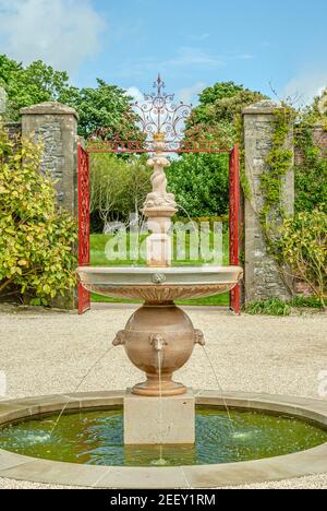 Fontaine avec couronne dorée au jardin du collectionneur Earl's à Arundel Castle, West Sussex, Angleterre Banque D'Images