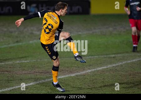 Newport, Royaume-Uni. 16 février 2021. Mickey Demetriou, du comté de Newport, avec un tir au but. EFL football League Two Match, Newport County v Exeter City at Rodney Parade, Newport, pays de Galles, le mardi 16 février 2021. Cette image ne peut être utilisée qu'à des fins éditoriales. Utilisation éditoriale uniquement, licence requise pour une utilisation commerciale. Aucune utilisation dans les Paris, les jeux ou les publications d'un seul club/ligue/joueur. photo de Lewis Mitchell/Andrew Orchard sports Photography/Alamy Live News crédit: Andrew Orchard sports Photography/Alamy Live News Banque D'Images