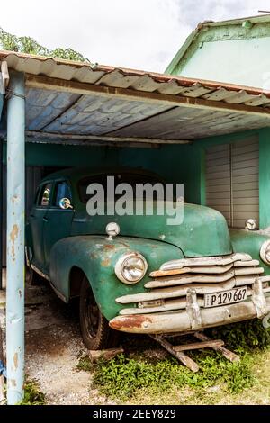 Old 1948 fleetline Green chevrolet dans un garage rustique ouvert À Cuba Banque D'Images