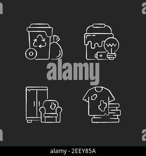 Les icônes blanches de la craie de l'élimination des déchets sont placées sur fond noir Illustration de Vecteur