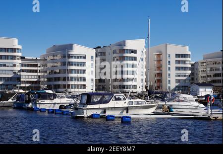 Lulea, Suède - 25 août 2020 : Marina dans un quartier résidentiel urbain moderne avec immeubles à appartements de plusieurs étages. Banque D'Images