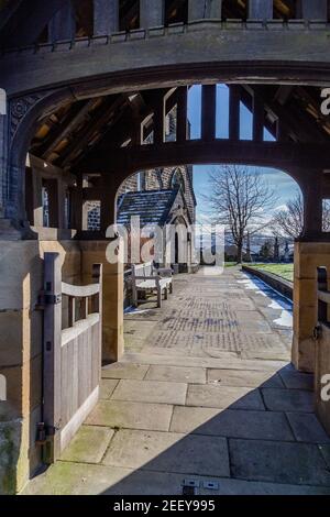 Une porte de lych couverte à l'entrée de l'église Saint-Jean Baildon, Yorkshire, Angleterre. Banque D'Images