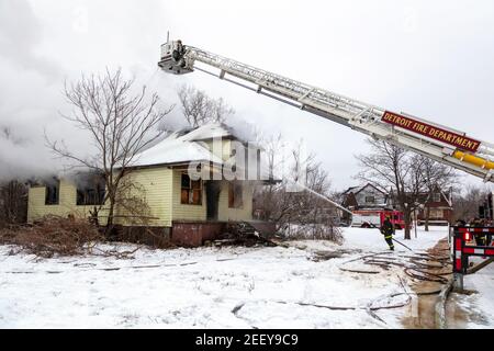 Tower Ladder 7, Detroit Fire Department, feu de logement vacant, Detroit, MI, États-Unis, par James D Coppinger/Dembinsky photo Assoc Banque D'Images