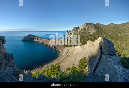 Vue sur la réserve naturelle de Karaul-Oba depuis le bord de la montagne Koba-Kaya près de la ville du Nouveau monde (Novy Svet), Crimée, Russie. Banque D'Images