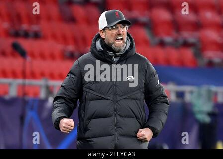 Budapest, Hongrie. 16 février 2021. Football: Ligue des Champions, tour de knockout, tour de 16, première jambe, RB Leipzig - Liverpool FC à l'arène de Puskas. L'entraîneur Jürgen Klopp de Liverpool Santé. Crédit : Marton Monus/dpa/Alay Live News Banque D'Images