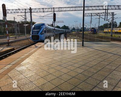 Le train de Wroclaw du 17 2018 juin arrive à la plate-forme principale gare Banque D'Images