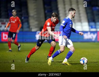 James Collins de Luton Town et Joe Bennett de Cardiff City (à droite) se battent pour le ballon lors du match de championnat Sky Bet à Kenilworth Road, Luton. Date de la photo: Mardi 16 février 2021. Banque D'Images