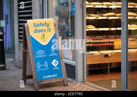 En toute sécurité, signe social de distance devant Greggs Bakery à Birmingham, West Midlands, Royaume-Uni Banque D'Images