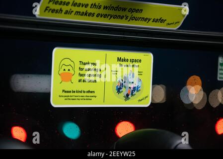 Portez un panneau de couverture sur le bus, les transports en commun, faites de la place les uns pour les autres. Maintenir la vitre ouverte sur le bus. Banque D'Images