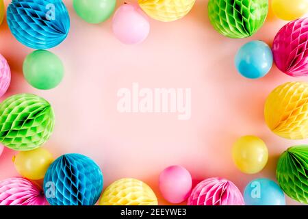 Cadre à partir de ballons et de confettis sur fond rose. Concept Saint Valentin, anniversaire, vacances. Flat lay, vue de dessus. Arrière-plan de fête d'anniversaire Banque D'Images