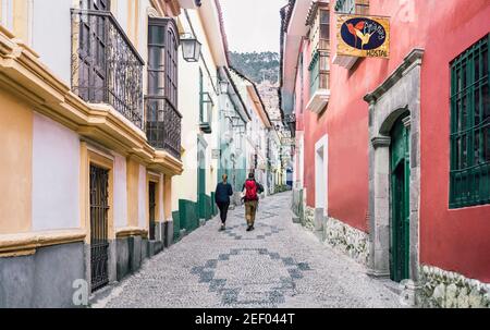 LA PAZ, BOLIVIE - 14 JANVIER 2018 : deux routards marchent le long de la rue Jaen, une rue pavée coloniale avec des bâtiments colorés à la Paz, Bolivie Banque D'Images