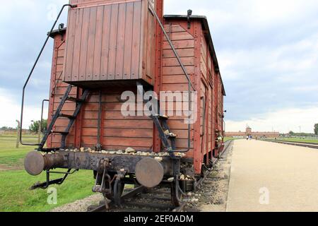 Voiture de chemin de fer infâme, porte avec tour de garde en arrière-plan, du camp de concentration d'Auschwitz, Oswiecim, Pologne Banque D'Images