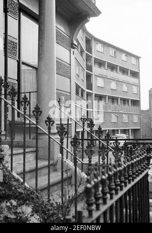 Royaume-Uni, West London, Notting Hill, 1973. Les grandes maisons de quatre étages en ruine et en ruine commencent à être restaurées et redécorées. No.227 Westbourne Park Road & Modern bloc d'appartements de l'autre côté de Powis Gardens. « ANGEL » Graffiti sur le pilier de la maison. Banque D'Images