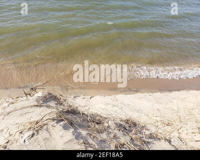 Vue sur la falaise de dunes de sable sur le rivage du lac Michigan Banque D'Images