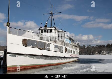 Le bateau MS Mount Washington est entreposé ou amarré ici en hiver. C'est le lac Winnipesaukee à Center Harbor, New Hampshire. C'est la région des lacs de NH. Lecture Banque D'Images