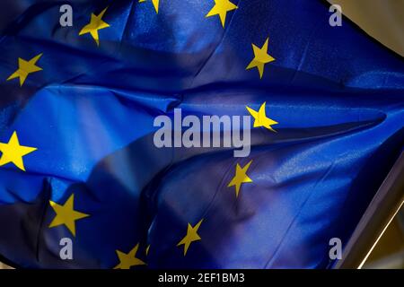 Bucarest, Roumanie - 25 janvier 2021 : le drapeau de l'Europe est vu agitant dans le vent sur un poteau à Bucarest. Banque D'Images