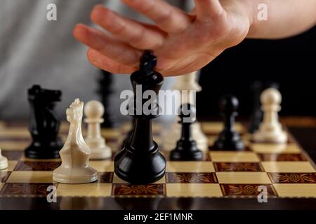 Une image rapprochée de la fin d'une échecs est venue où le joueur perdant démissionne en renverse son roi. L'image montre que le roi tombe. Imag. Polyvalente Banque D'Images