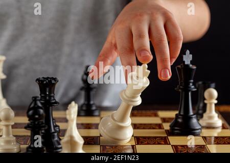 Gros plan de la fin d'un jeu d'échecs où le joueur perdant démissionne en renverse son roi. L'image montre que le roi tombe. Imag. Polyvalente Banque D'Images