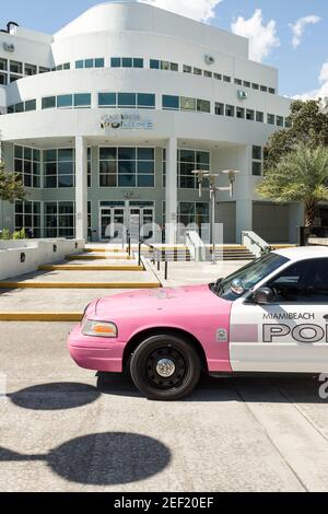 Une voiture de police désaffectée de Miami Beach peinte en rose à l'extérieur du service de police de Miami Beach. Banque D'Images