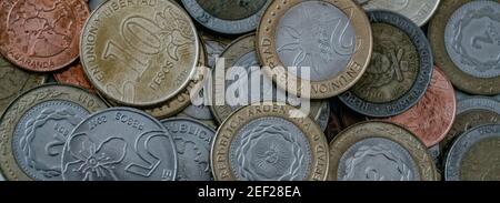 photos panoramiques de pièces argentines, pièces utilisables en 2021. pièce de 2 pesos argentins. pièce de 10 pesos argentins. Banque D'Images
