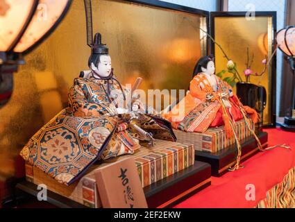 Une paire de poupées hinamatsuri japonaises traditionnelles exposées dans un ménage japonais typique. Banque D'Images