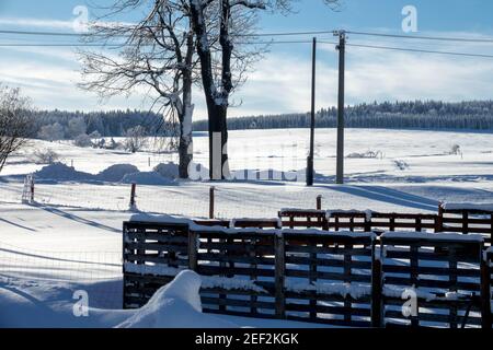 Scène rurale neige paysage de campagne neige jour d'hiver République tchèque Krusne Hory montagnes scène d'hiver Banque D'Images