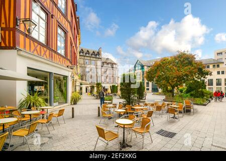 Maisons à ossature bois une ligne de place au centre de la ville médiévale de Rouen France avec des boutiques, un café-terrasse et les touristes profitant d'une journée ensoleillée d'automne Banque D'Images