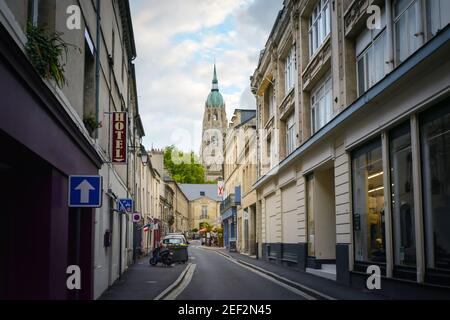 La tour et le dôme de la cathédrale médiévale de notre-Dame de Bayeux, une église catholique romaine située dans la ville de Bayeux en Normandie, en France Banque D'Images